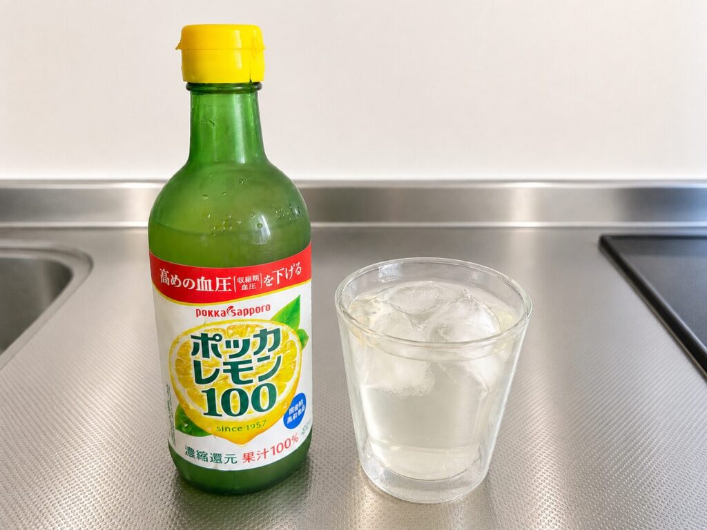 キッチンで、ポッカレモンを氷と水で割ったドリンクとボトル