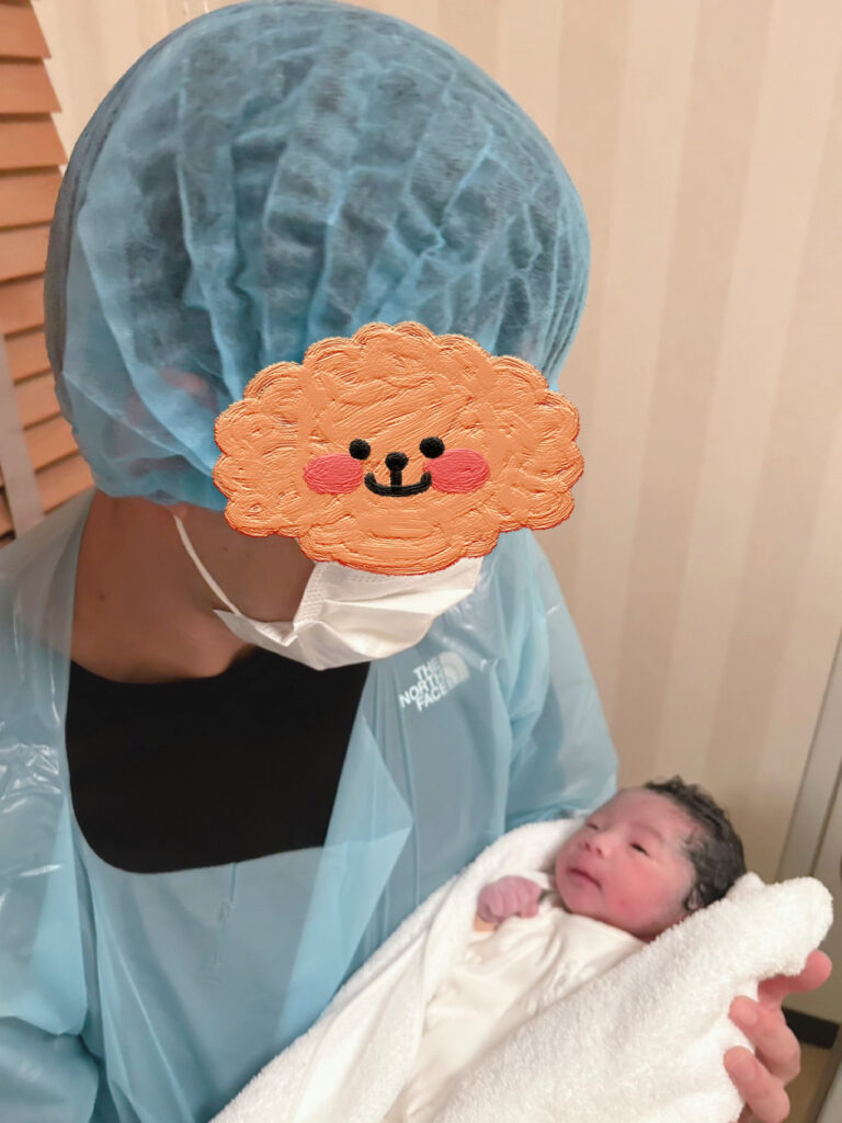 出産に立ち会った夫が、生まれたばかりの赤ちゃんを抱く姿
