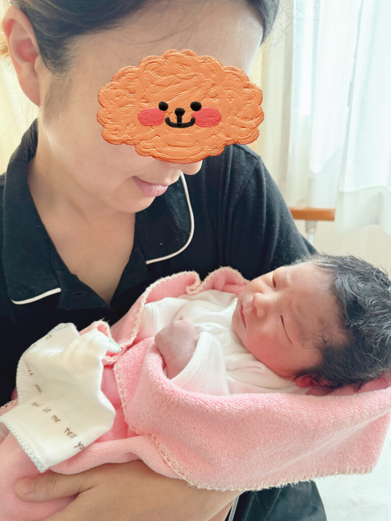41歳で無事に出産し、新生児を抱く様子