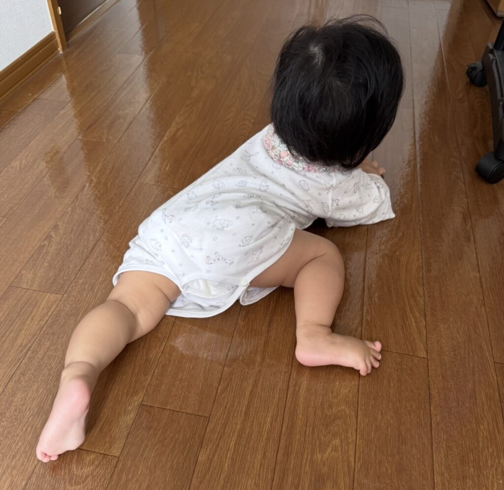 コンビ肌着姿でハイハイする赤ちゃん(股のスナップでおむつ周りがすっきりした作り)
