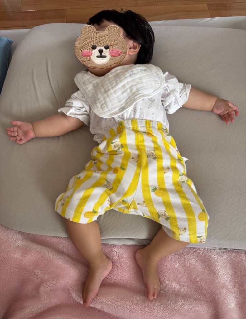 コンビ肌着にユニクロのハーフパンツを合わせた生後8ヶ月の赤ちゃんの全身