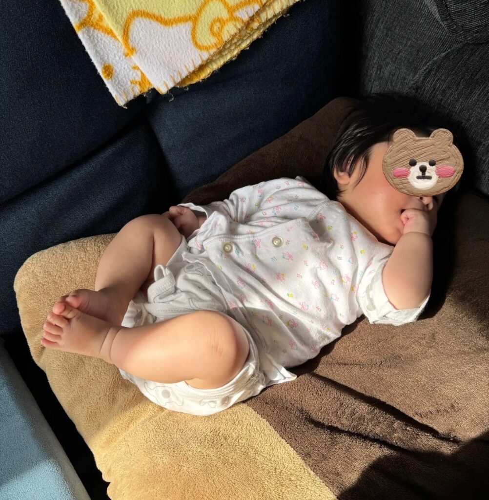 コンビ肌着の上に母がとっておいてくれた長袖肌着を重ねた生後4ヶ月の赤ちゃん