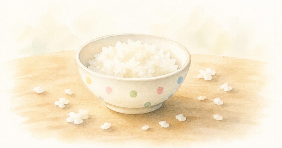 子ども用の茶碗に盛られた白いごはんと、まわりに散らばった米粒の水彩イラスト