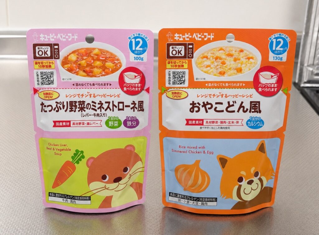 キユーピーのベビーフードパウチ。たっぷり野菜のミネストローネ風と、おやこどん風。どちらも12ヶ月ごろから