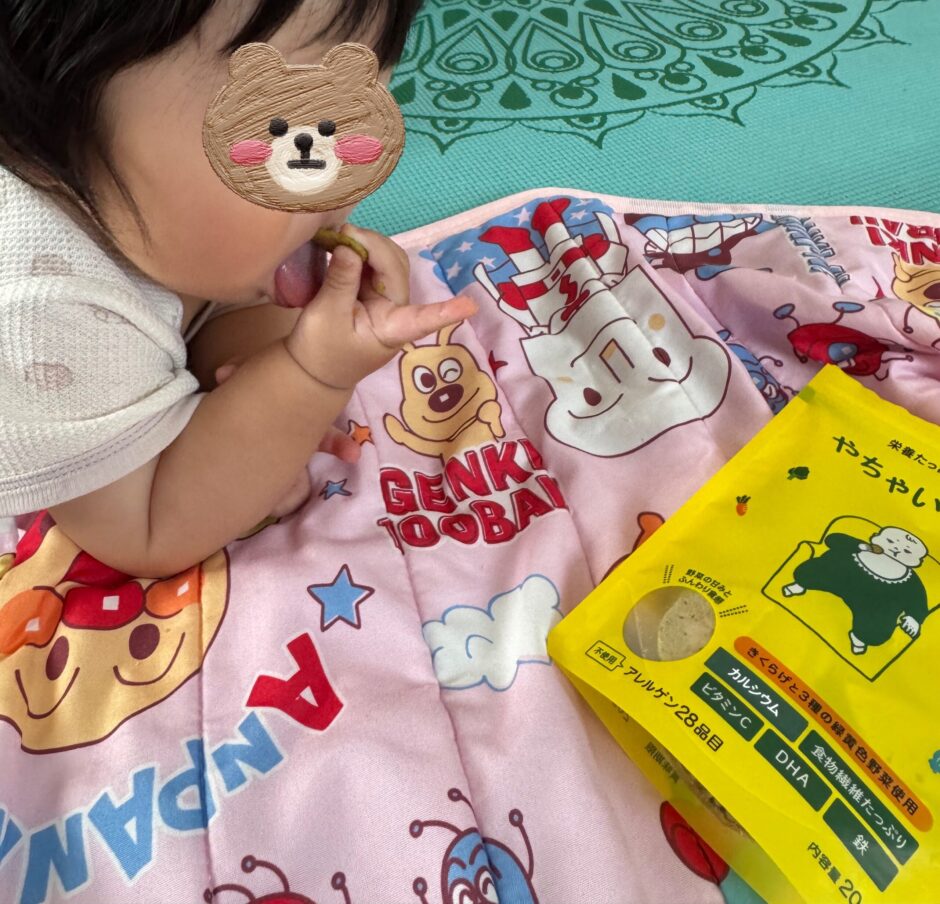 やちゃいチップスを手づかみで食べる赤ちゃん