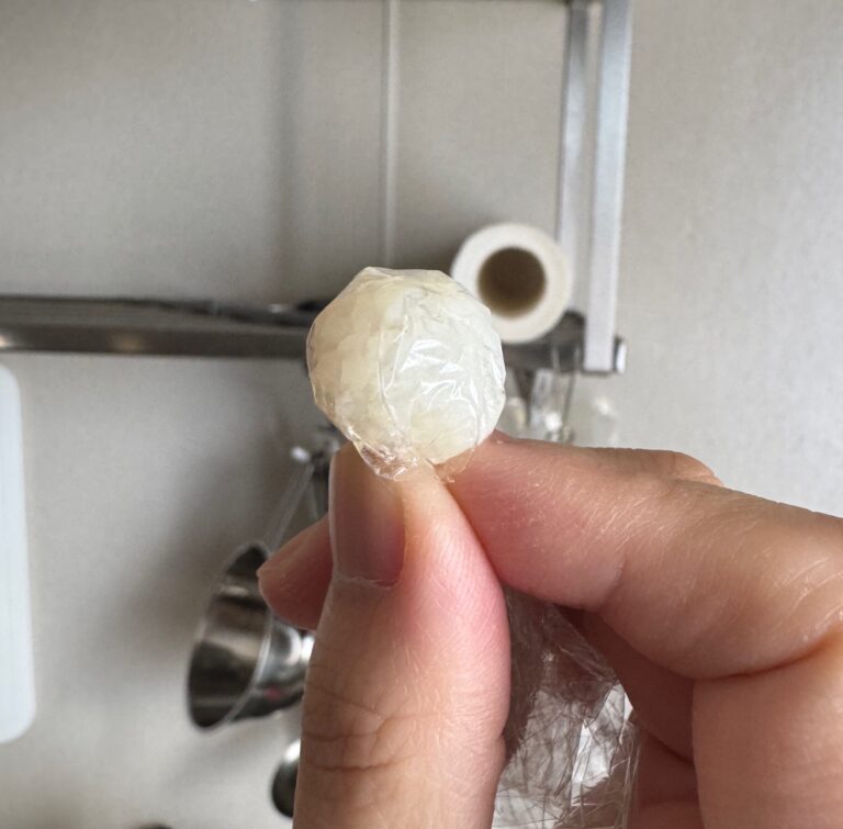 ラップで握った一口サイズの手づかみおにぎり