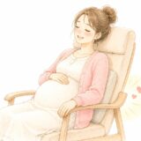 腰サポートのある椅子でゆったりくつろぐ妊婦さんのイラスト