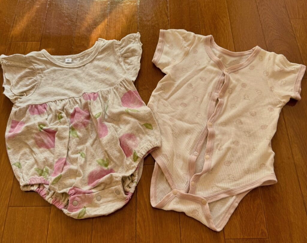 ハイレグ型ロンパース（左・洋服タイプ）と、ボディスーツ（右・肌着タイプ）の実物
