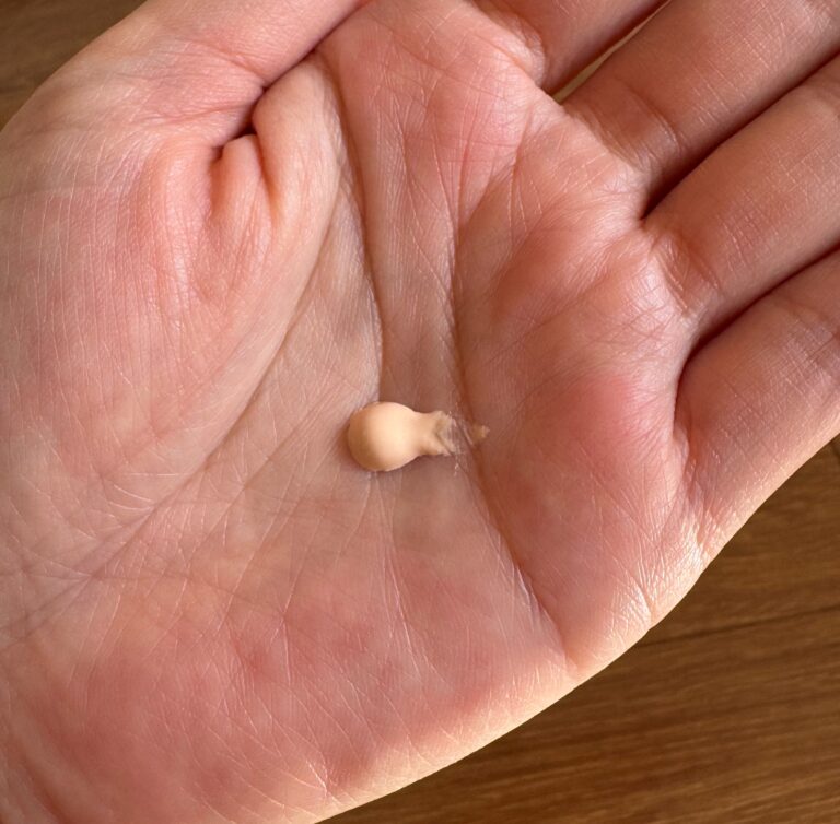 リンクルUV乳液を手のひらに出したところ。肌になじむ色つきタイプ