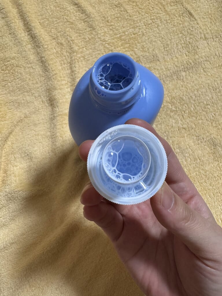 スキナベーブのキャップに、きれいな水色の液を少し入れたところ