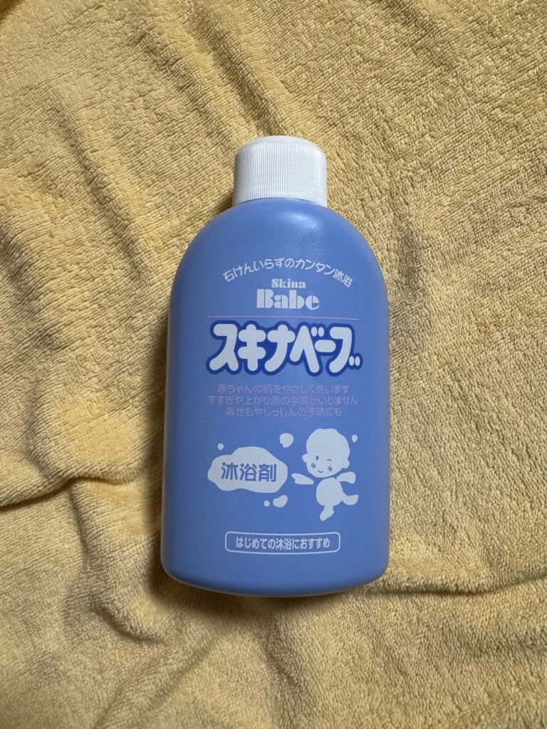 スキナベーブ（沐浴剤）のボトル表面。石けんいらずのカンタン沐浴