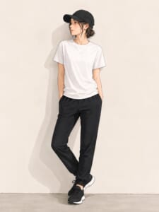 私服の制服化コーデ。黒のジャージとシンプルなTシャツ