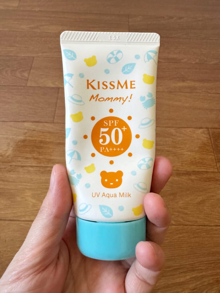 キスミー マミー UVアクアミルク（SPF50+ PA++++）を手に持ったところ